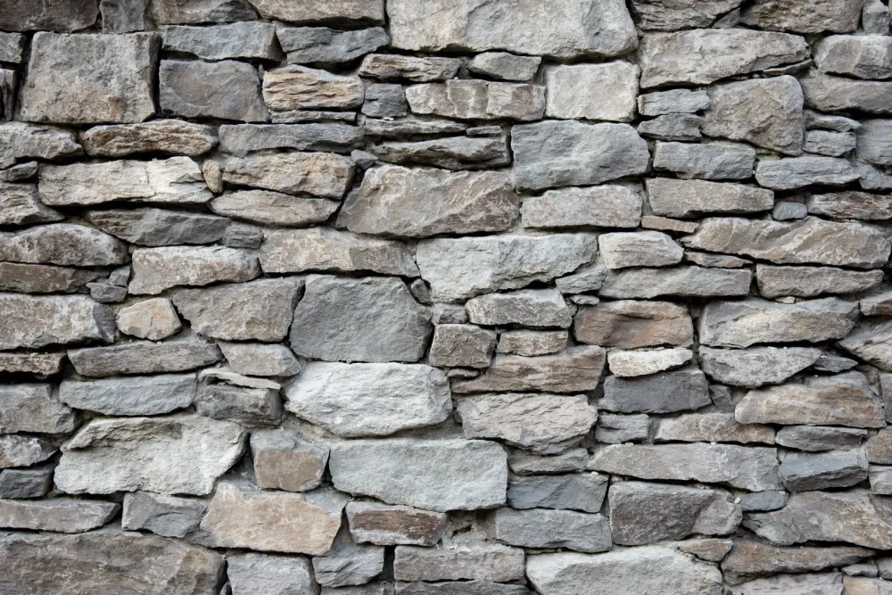 Mur en pierre près de Brue-Auriac
